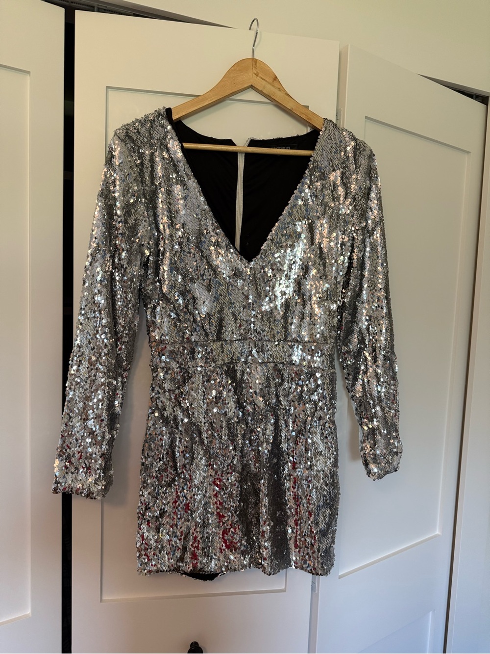 Haoduoyi silver sequin romper with a V-neckline and long sleeves